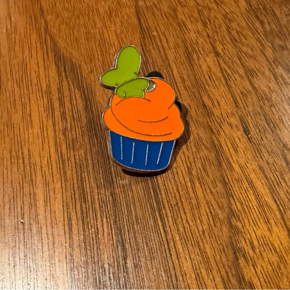 3 Pins/$35 Disney Pins - Goofy Character Cupcake Desserts Series 2012